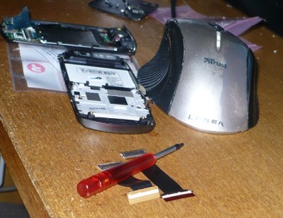 flat cell.jpg (126.5 KiB) Visto 12205 volte mentre riparo il cell U700evo sostituendo il cavo flat flex ormai lacerato..brutto difetto di questa serie di cellulari.<br />il flat acquistato all enorme cifra di soli 5euro,rispetto all originale è piu lungo ed è fatto in modo da poter risvoltare il connettore nell aggancio sulla scheda madre,ciò dovrebbe teoricamente allungar la vita al cavetto...anche se non fosse ne ho preso uno di scorta :D